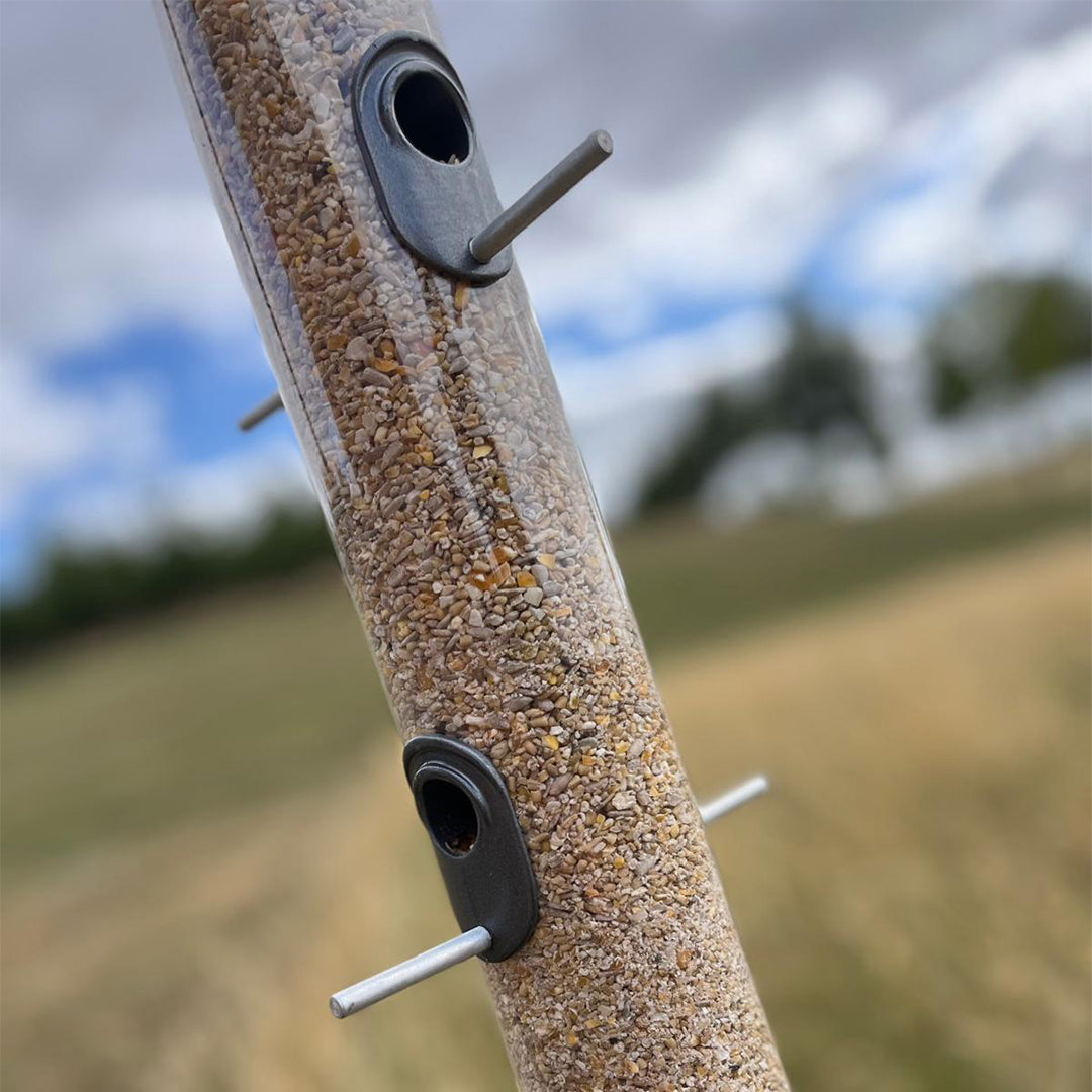 Natural Grower Wild Garden Bird Feed. Contains Natural Pinhead Oats, Sunflower Hearts, Kibbled Maize and Peanut Granules.